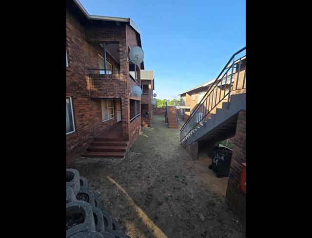 2 BEDROOM TOWNHOUSE FOR SALE IN OAKDENE